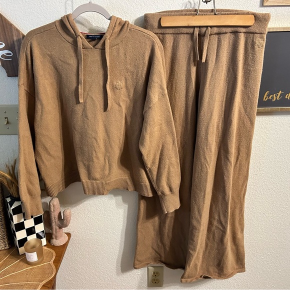 Tommy Hilfiger Other - Tommy Hilfiger tan set 🥔